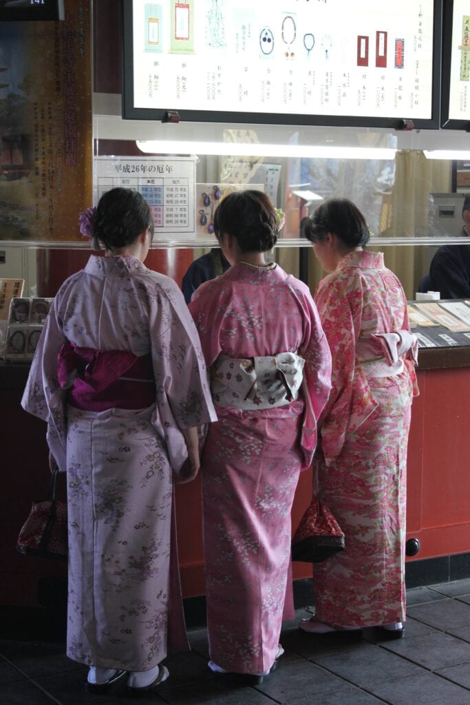 ULTIMATE 10 Day Japan Travel Itinerary 23 traditional women in kymonos tokyo japan