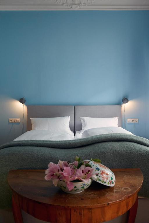 Boutique Hotels in Berlin Kreuzberg 4 double bed in room at wil7 hotel, one of my favorite boutique hotels in Berlin kreuzberg neighborhood