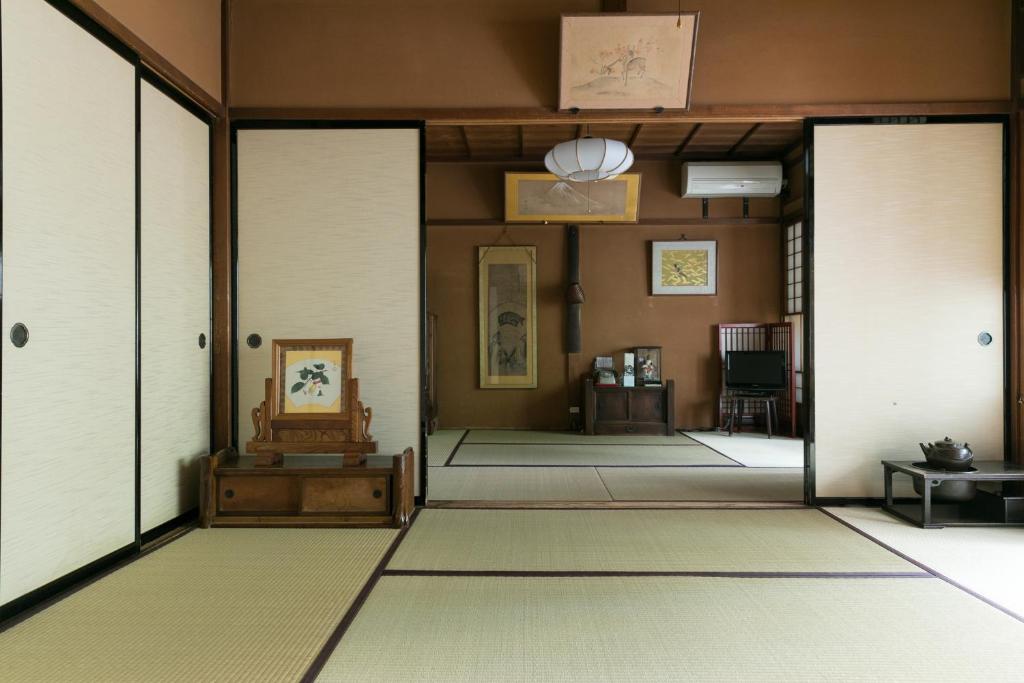 Looking for the Best Ryokan in Takayama? 6 A traditional Japanese room with tatami mats, sliding shoji doors, wooden furniture, and minimal decor creates a calm and serene atmosphere, echoing the tranquil style of the best ryokan in Takayama.